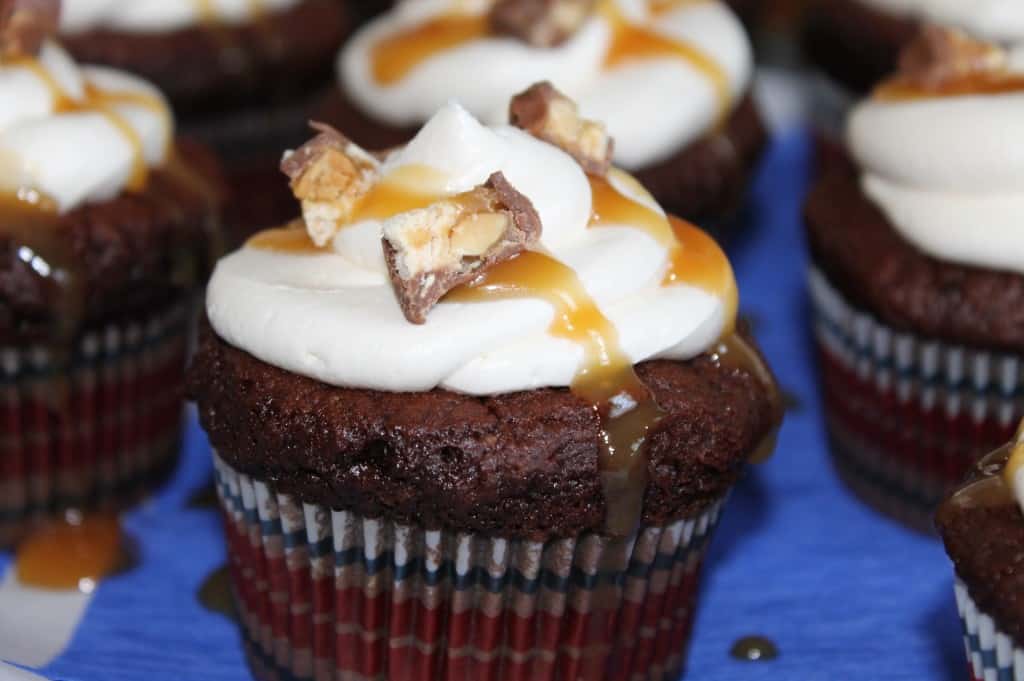 Snickers Cupcakes via theBitterSideofSweet Snickers Cupcakes