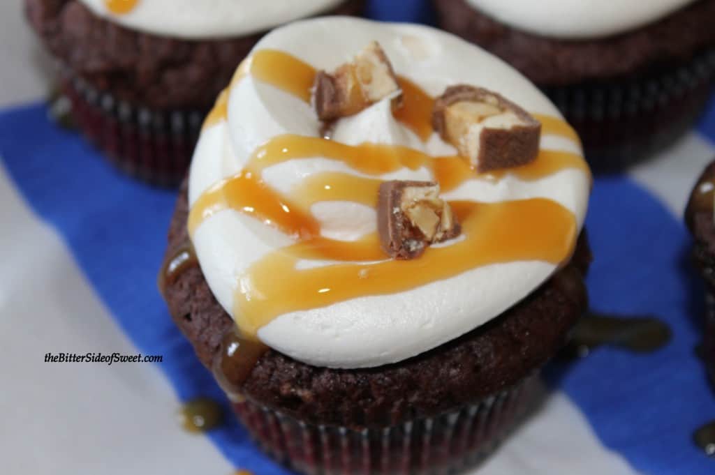 Snickers Cupcakes via thebittersideofsweet Snickers Cupcakes