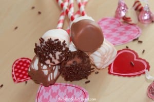 Raspberry HUGS white chocolate marshmallow pops |thebittersideofsweet.com Raspberry HUGS white chocolate marshmallow pops |thebittersideofsweet.com