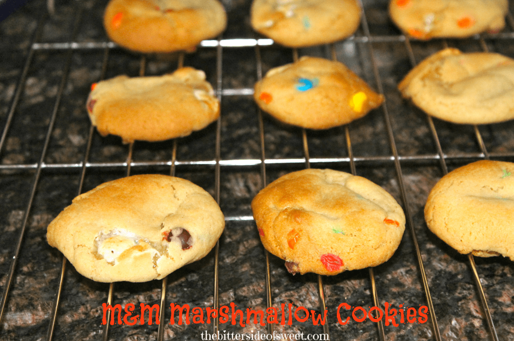 M&M Marshmallow Cookies via thebittersideofsweet.com M&M Marshmallow Cookies