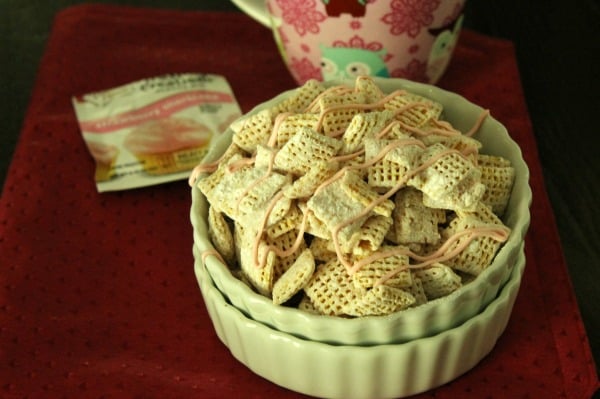 strawberry shortcake muddy buddies | thebittersideofsweet.com strawberry shortcake muddy buddies | thebittersideofsweet.com