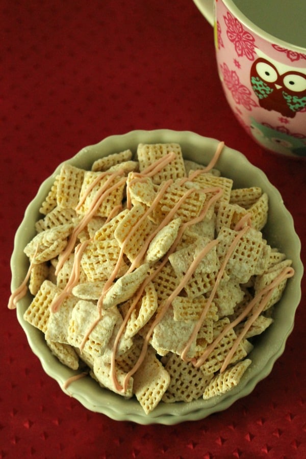 strawberry shortcake muddy buddies | thebittersideofsweet.com strawberry shortcake muddy buddies | thebittersideofsweet.com