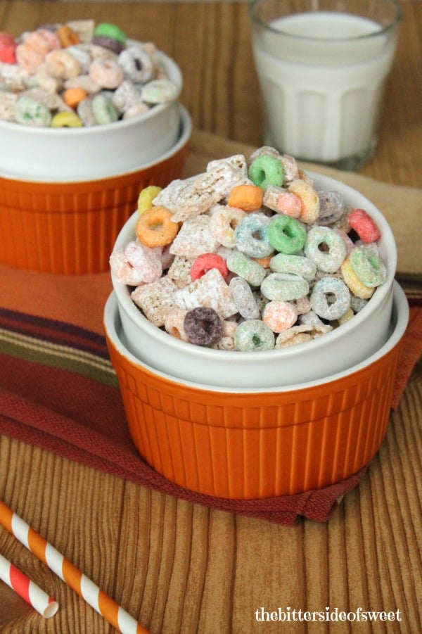 Fruity Muddy Buddies | thebittersideofsweet.com Fruity Muddy Buddies | thebittersideofsweet.com
