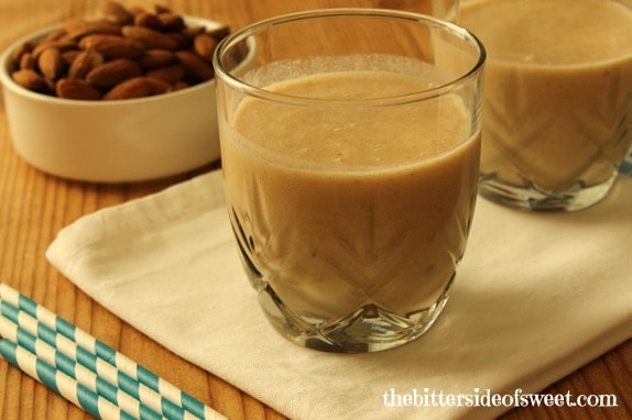 Banana Almond Smoothie | thebittersideofsweet.com Banana Almond Smoothie | thebittersideofsweet.com