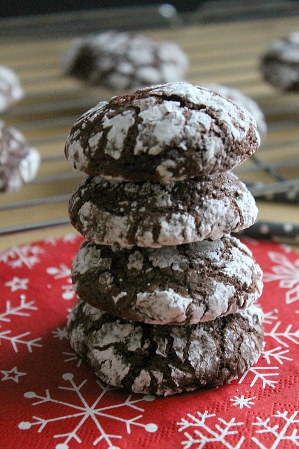 Easy fudge like Chocolate Crinkle Cookies that are rolled in powdered sugar and taste like a brownie! Perfect for holiday baking! Chocolate Crinkle Cookies - The Bitter Side of Sweet #Cookielicious