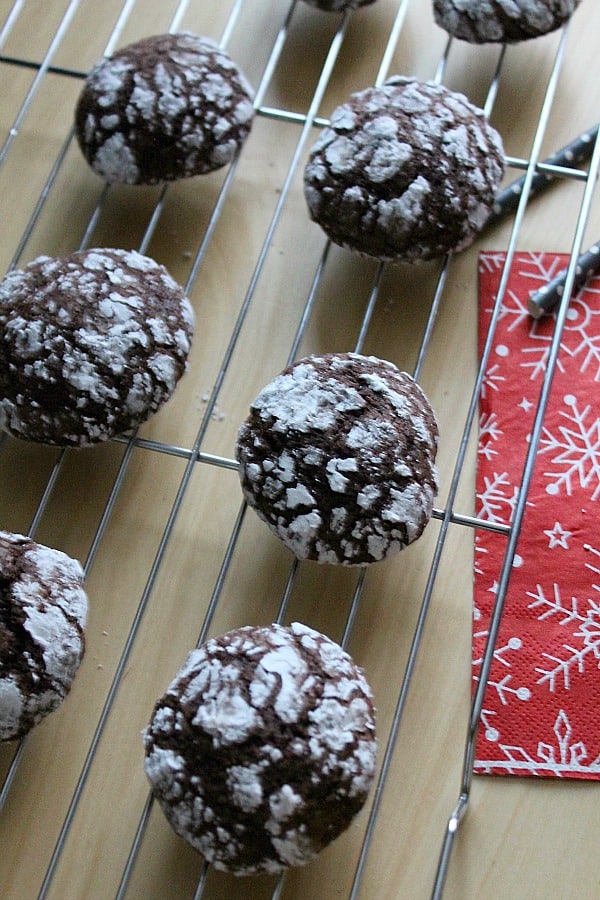 Easy fudge like Chocolate Crinkle Cookies that are rolled in powdered sugar and taste like a brownie! Perfect for holiday baking! Chocolate Crinkle Cookies - The Bitter Side of Sweet #Cookielicious