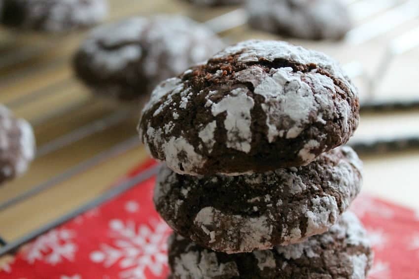 Easy fudge like Chocolate Crinkle Cookies that are rolled in powdered sugar and taste like a brownie! Perfect for holiday baking! Chocolate Crinkle Cookies - The Bitter Side of Sweet #Cookielicious