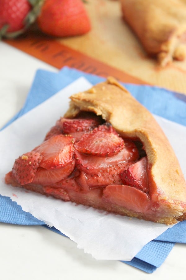 Whole Wheat Strawberry Galette has simple ingredients and taste great and no added sugar! Perfect for those summer berries! | The Bitter Side of Sweet #strawberries #pie #dessert Whole Wheat Strawberry Galette
