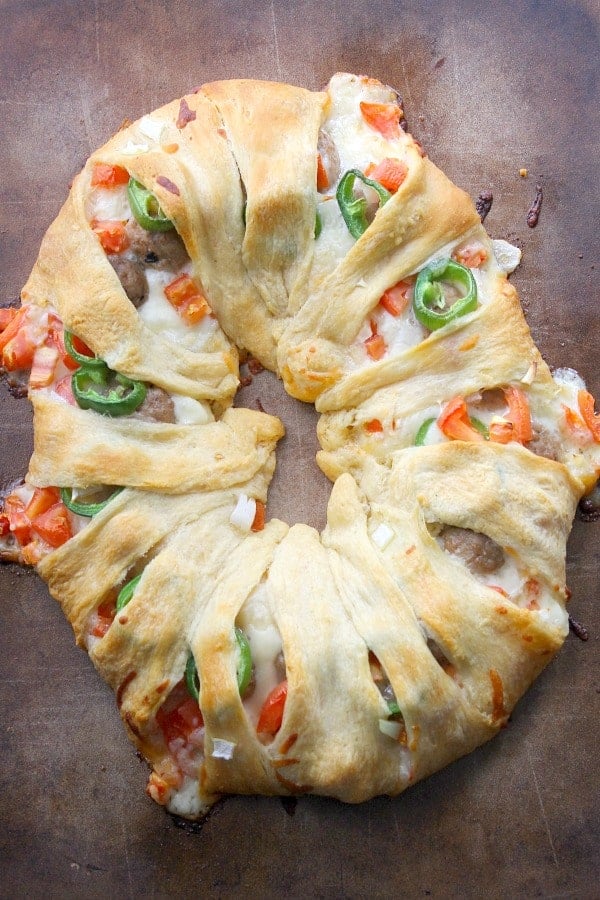 This Jalapeño Meatball Ring is the perfect game day food to feed a hungry crowd! | The Bitter Side of Sweet #crescentring #gameday #appetizer Jalapeño Meatball Ring