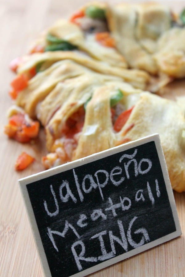 This Jalapeño Meatball Ring is the perfect game day food to feed a hungry crowd! | The Bitter Side of Sweet #crescentring #gameday #appetizer Jalapeño Meatball Ring