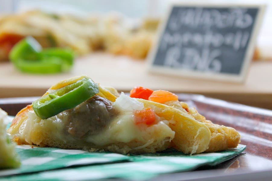 This Jalapeño Meatball Ring is the perfect game day food to feed a hungry crowd! | The Bitter Side of Sweet #crescentring #gameday #appetizer Jalapeño Meatball Ring
