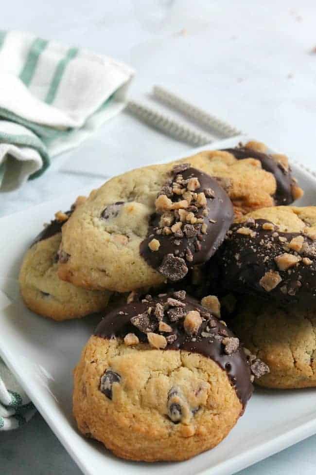 An easy cookie to make, these Toffee Chocolate Chip Cookies are packed with toffee and chocolate flavor! Perfect for Christmas cookie trays! | The Bitter Side of Sweet #cookies #toffee #chocolate Toffee Chocolate Chip Cookies