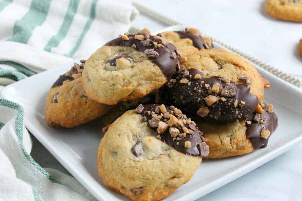 An easy cookie to make, these Toffee Chocolate Chip Cookies are packed with toffee and chocolate flavor! Perfect for Christmas cookie trays! | The Bitter Side of Sweet #cookies #toffee #chocolate Toffee Chocolate Chip Cookies