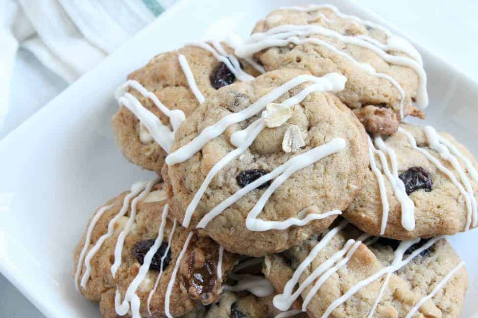 These White Chocolate Oatmeal Raisin Cookies are super moist and delicious! Quick to make and perfect for afternoon making! |The Bitter Side of Sweet #cookies #ChristmasCookies White Chocolate Oatmeal Raisin Cookies |The Bitter Side of Sweet #cookies #ChristmasCookies
