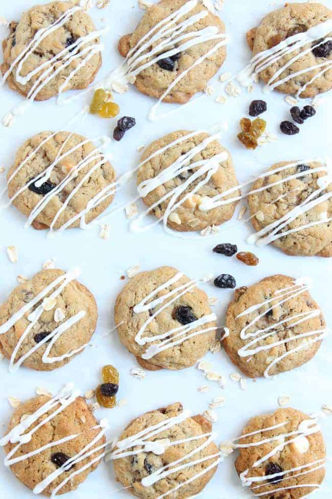 These White Chocolate Oatmeal Raisin Cookies are super moist and delicious! Quick to make and perfect for afternoon making! |The Bitter Side of Sweet #cookies #ChristmasCookies White Chocolate Oatmeal Raisin Cookies |The Bitter Side of Sweet #cookies #ChristmasCookies