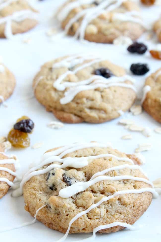 These White Chocolate Oatmeal Raisin Cookies are super moist and delicious! Quick to make and perfect for afternoon making! |The Bitter Side of Sweet #cookies #ChristmasCookies White Chocolate Oatmeal Raisin Cookies |The Bitter Side of Sweet #cookies #ChristmasCookies