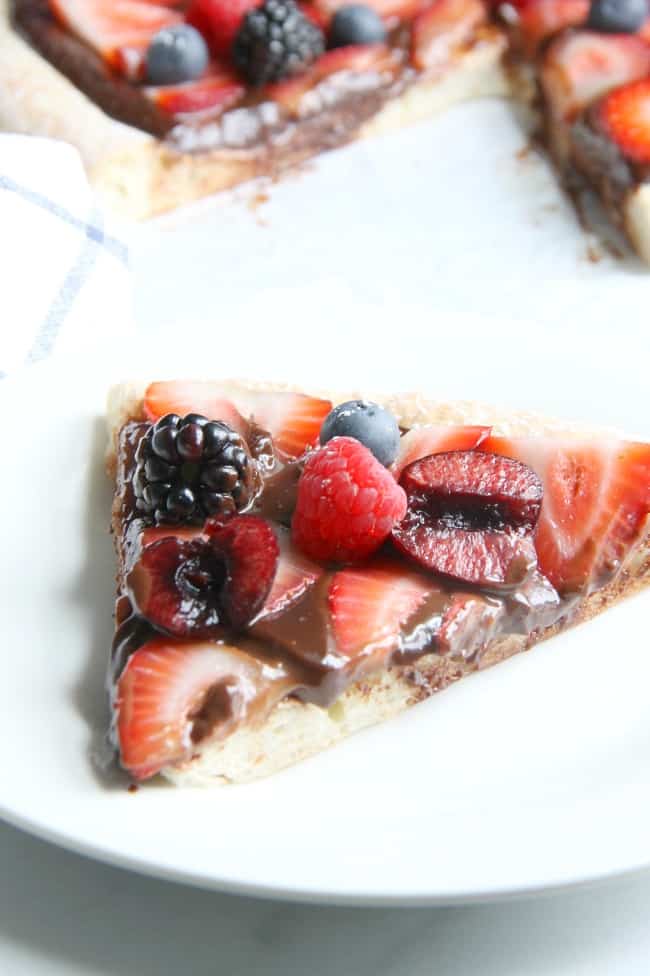 This Mixed Berry Fruit Pizza is a flavorful dessert pizza that will complete any pizza night! Use any fresh berries to make is sweet and perfect! #SummerDessertWeek Mixed Berry Fruit Pizza