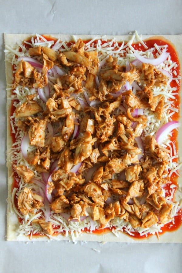 Puff Pastry BBQ Chicken Pizza will make parents and kids happy! It's an easy weeknight dinner that everyone will go crazy for! | The Bitter Side of Sweet #pizza #puffpastry #chicken Puff Pastry BBQ Chicken Pizza