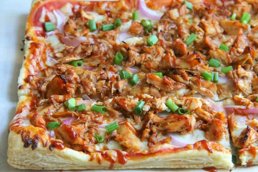 Puff Pastry BBQ Chicken Pizza will make parents and kids happy! It's an easy weeknight dinner that everyone will go crazy for! | The Bitter Side of Sweet #pizza #puffpastry #chicken Puff Pastry BBQ Chicken Pizza