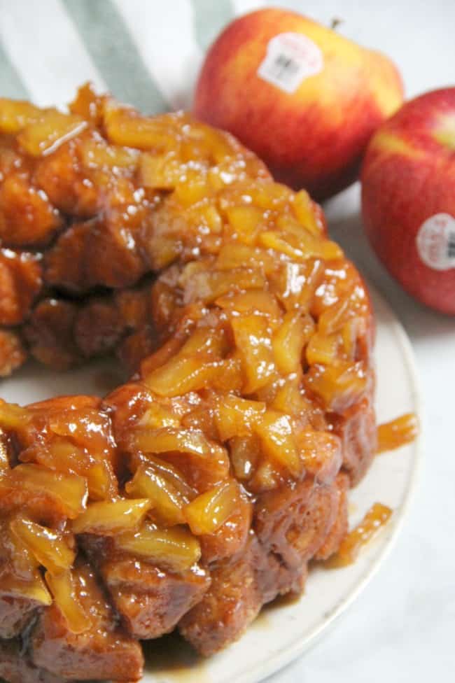 I took a traditional sweet bread and put a fall twist on it with this Apple Pie Monkey Bread! Luckily it can be enjoyed all year round! | The Bitter Side of Sweet #appleweek #sponsored #apples #bread Apple Pie Monkey Bread