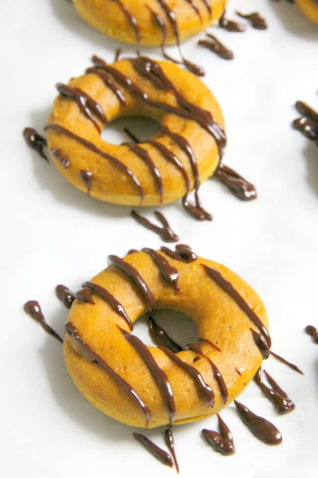 These Pumpkin Chocolate Donuts will not disappoint. They are a soft baked donut that has chocolate throughout. This makes the perfect fall treat! | The Bitter Side of Sweet #pumpkinweek #sponsored #pumpkin #donuts #breakfast Pumpkin Chocolat Donuts