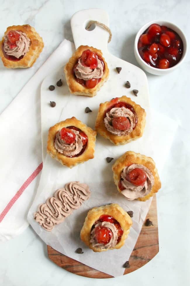 These Black Forest Pastry Cups are an elegant dessert that takes just a matter of minutes to bake up! Perfect for when you need something quick to serve! | The Bitter Side of Sweet #puffpastry #chocolate #cherries Black Forest Pastry Cups