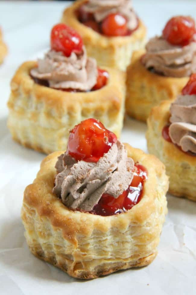 These Black Forest Pastry Cups are an elegant dessert that takes just a matter of minutes to bake up! Perfect for when you need something quick to serve! | The Bitter Side of Sweet #puffpastry #chocolate #cherries Black Forest Pastry Cups