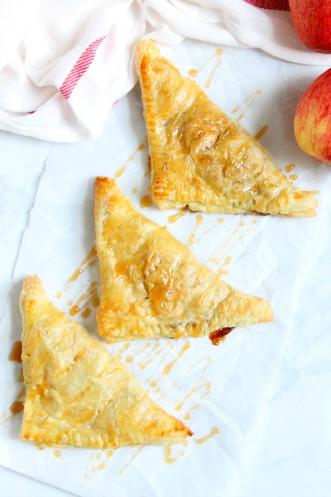 Puff Pastry Apple Pie Turnovers bake up quick and easy, just in time for tonight’s dessert. Or even tomorrow’s breakfast! | The Bitter Side of Sweet #apples #puffpastry Puff Pastry Apple Pie Turnovers