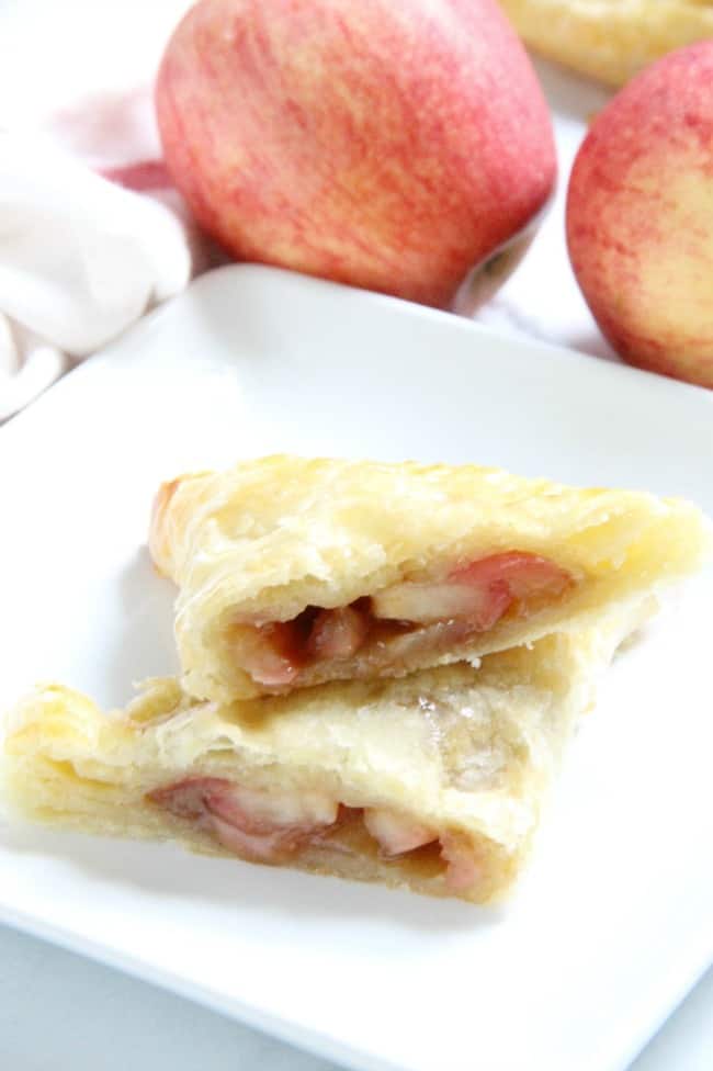 Puff Pastry Apple Pie Turnovers bake up quick and easy, just in time for tonight’s dessert. Or even tomorrow’s breakfast! | The Bitter Side of Sweet #apples #puffpastry Puff Pastry Apple Pie Turnovers