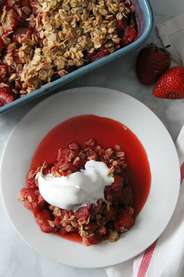 Easy Strawberry Crisp Recipe is made with just six ingredients! Such a simple dessert, even if you are not a novice in the kitchen! Easy Strawberry Crisp Recipe