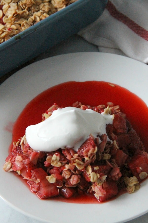 Easy Strawberry Crisp Recipe is made with just six ingredients! Such a simple dessert, even if you are not a novice in the kitchen! | The Bitter Side of Sweet #strawberries #valentinesday #dessert #easy Easy Strawberry Crisp Recipe