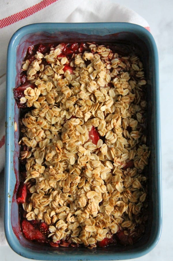 Easy Strawberry Crisp Recipe is made with just six ingredients! Such a simple dessert, even if you are not a novice in the kitchen! | The Bitter Side of Sweet #strawberries #valentinesday #dessert #easy Easy Strawberry Crisp Recipe