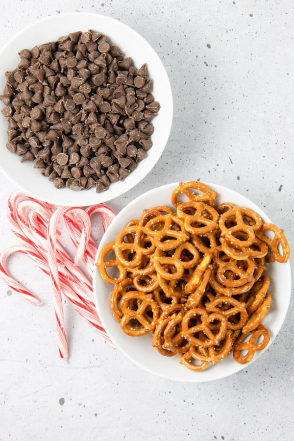 These Peppermint Chocolate Dipped Pretzels are an easy last minute treat! A delicious sweet and salty snack! Peppermint Chocolate Dipped Pretzels ingredients in bowls