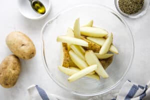 potatoes in glass bowl.