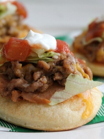 Mini Taco Pizzas and Sliders | The Bitter Side of Sweet #MakeGameTimeSaucy #ad
