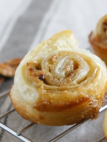 Pecan Pie Cinnamon Rolls | The Bitter Side of Sweet #pecan #pecanpie #breakfast #cinnamonrolls