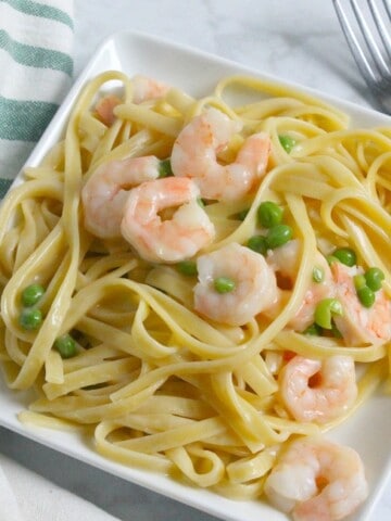 Creamy Shrimp and Peas Fettuccine | The Bitter Side of Sweet #ad #Homemade4TheHolidays #pasta