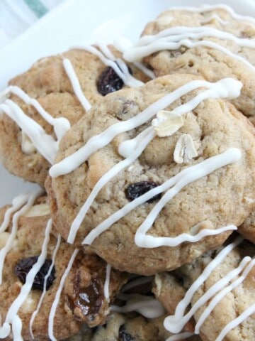 White Chocolate Oatmeal Raisin Cookies |The Bitter Side of Sweet #cookies #ChristmasCookies