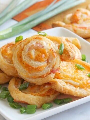 Bacon Cheddar Pinwheels | The Bitter Side of Sweet #puffpastry #bacon #appetizer